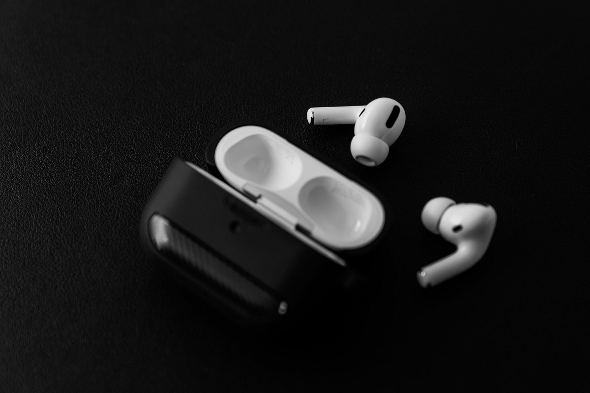 Why is one AirPod is louder than the other? Easy ways to fix it - Aspartin